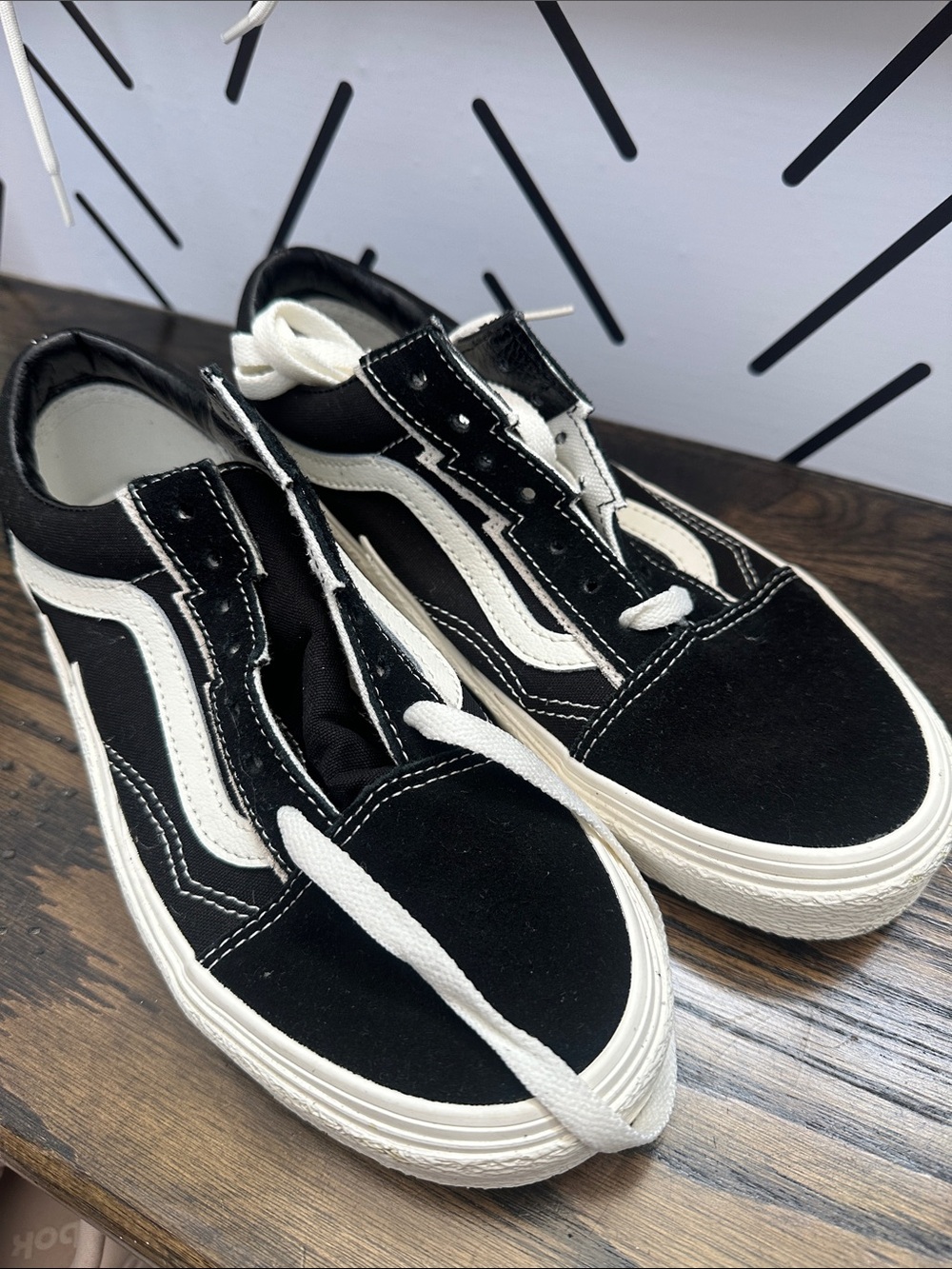 VANS Old Skool Classic Blk & Wht Low Top Sneakers size M 5 W 6 1/2